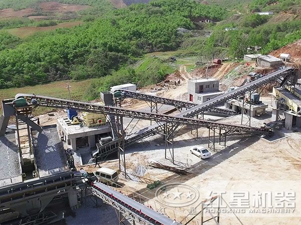 每小時(shí)產(chǎn)40t顎式粉石頭機(jī)工作現(xiàn)場航拍圖 每小時(shí)產(chǎn)40t顎式粉石頭機(jī)工作現(xiàn)場航拍圖