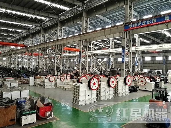 時產50噸,出料0.2-0.3mm的大理石制砂機車間一角 時產50噸,出料0.2-0.3mm的大理石制砂機車間一角