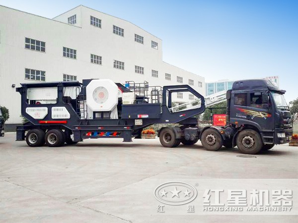 一小時50噸，出料5mm-7mm的山石移動破碎站發(fā)貨現(xiàn)場