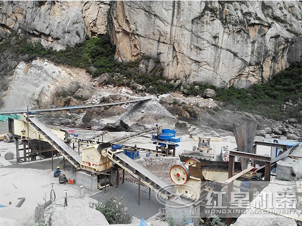 片石制砂生產(chǎn)線現(xiàn)場(chǎng) 片石制砂生產(chǎn)線現(xiàn)場(chǎng)