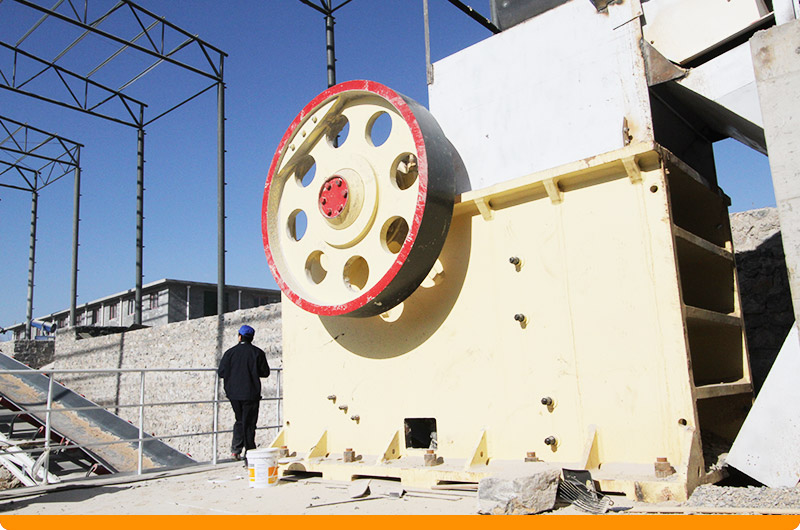 河北某石灰石破碎現(xiàn)場:顎式破碎機(jī) 河北某石灰石破碎現(xiàn)場:顎式破碎機(jī)