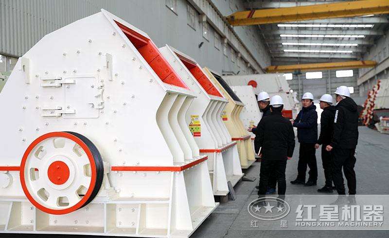 大型錘破機展示，客戶參觀現場