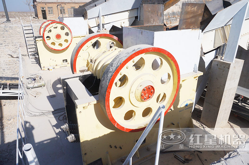 日產1000噸青石破碎生產線現場:顎破機進料 日產1000噸青石破碎生產線現場:顎破機進料