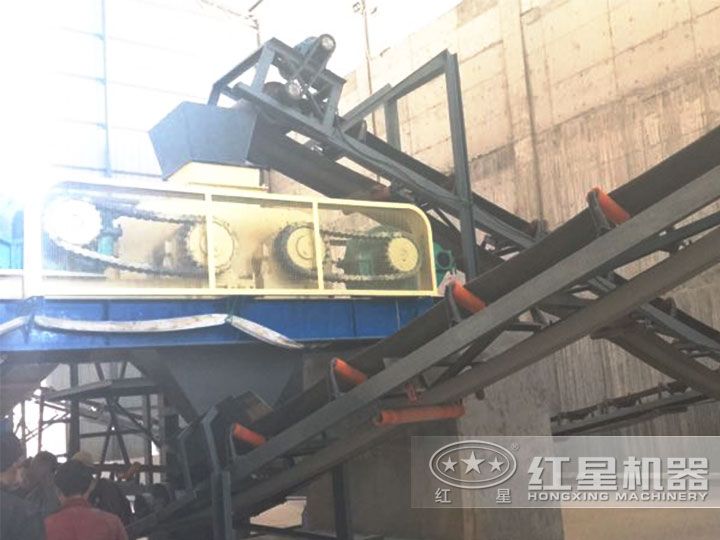 對(duì)輥式碎石機(jī)作業(yè)現(xiàn)場(chǎng) 對(duì)輥式碎石機(jī)作業(yè)現(xiàn)場(chǎng)