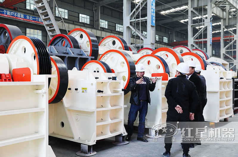 客戶到場(chǎng)參觀小型粉碎石頭設(shè)備并選型 客戶到場(chǎng)參觀小型粉碎石頭設(shè)備并選型