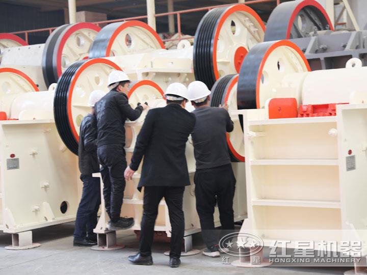 用戶到場參觀鄂式碎石頭機，查看細節