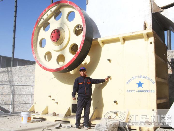 大型環(huán)保鄂式破石機(jī)生產(chǎn)現(xiàn)場(chǎng),效果好,用戶評(píng)價(jià)高 大型環(huán)保鄂式破石機(jī)生產(chǎn)現(xiàn)場(chǎng),效果好,用戶評(píng)價(jià)高