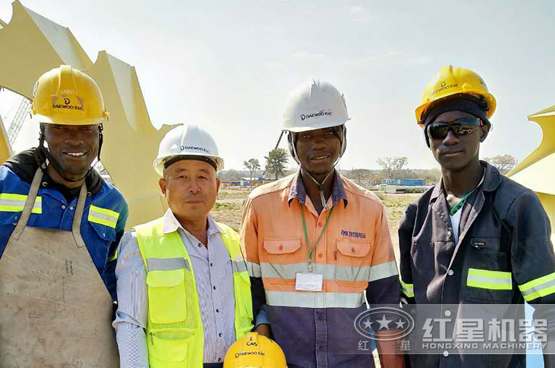 技術(shù)人員為贊比亞客戶提供服務