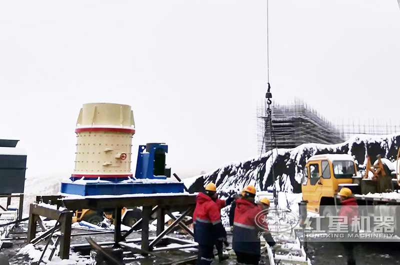 河北時產(chǎn)100噸的立式復(fù)合破碎機(jī)安裝現(xiàn)場二 河北時產(chǎn)100噸的立式復(fù)合破碎機(jī)安裝現(xiàn)場二