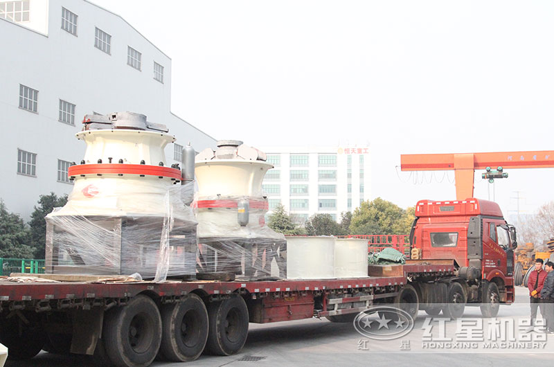 液壓圓錐石頭粉碎機(jī)發(fā)貨現(xiàn)場 液壓圓錐石頭粉碎機(jī)發(fā)貨現(xiàn)場