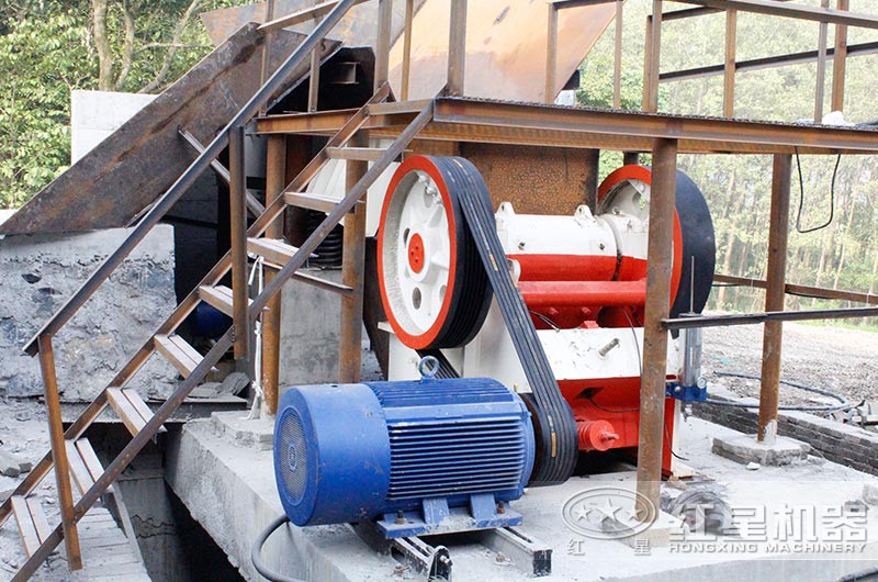 69鄂式破碎機(jī)作業(yè)現(xiàn)場圖 69鄂式破碎機(jī)作業(yè)現(xiàn)場圖