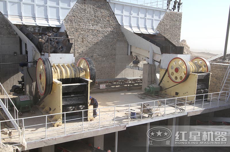 顎式破碎機(jī)作業(yè)現(xiàn)場實(shí)拍圖 顎式破碎機(jī)作業(yè)現(xiàn)場實(shí)拍圖