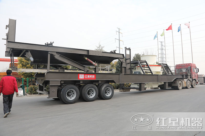 移動制砂機一體式設備開往客戶現(xiàn)場 移動制砂機一體式設備開往客戶現(xiàn)場