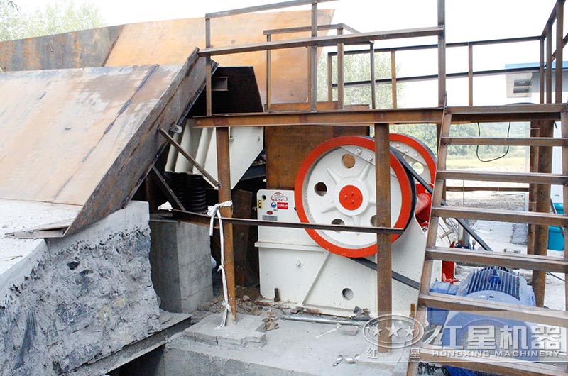 顎式破碎機工作現場圖 顎式破碎機工作現場圖