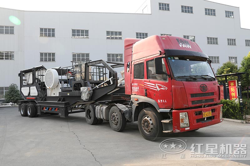 流動(dòng)石子機(jī)直接開(kāi)往客戶(hù)現(xiàn)場(chǎng)