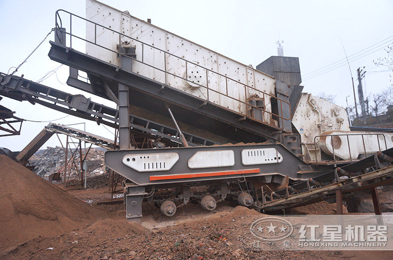 移動式反擊式破碎機作業(yè)現(xiàn)場 移動式反擊式破碎機作業(yè)現(xiàn)場