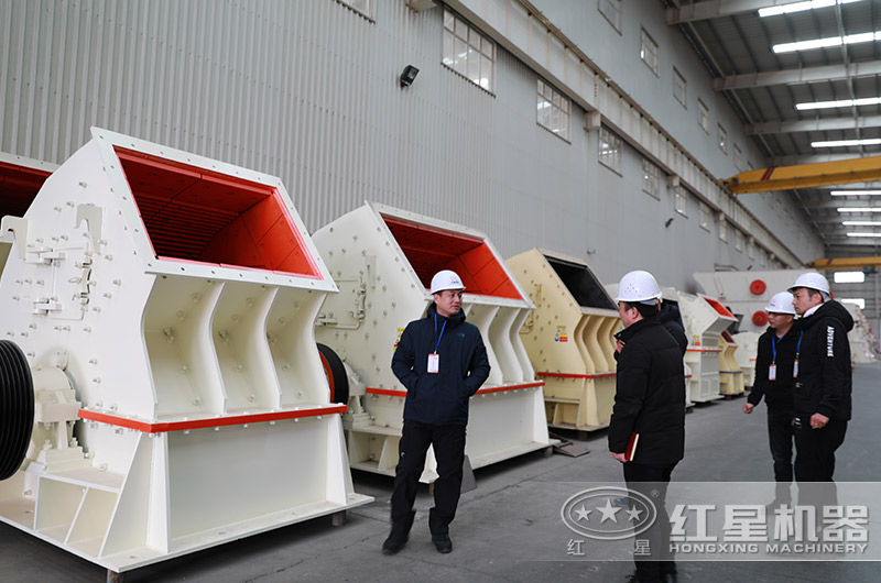 客戶來廠考察煤矸石錘破機 客戶來廠考察煤矸石錘破機