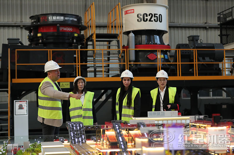 客戶來廠考察破石機設(shè)備 客戶來廠考察破石機設(shè)備