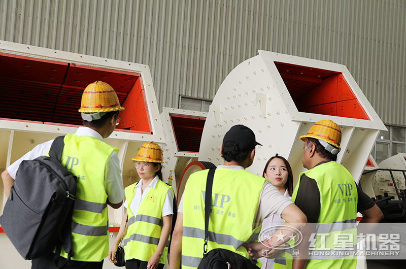 客戶來廠考察石灰石破碎設(shè)備 客戶來廠考察石灰石破碎設(shè)備