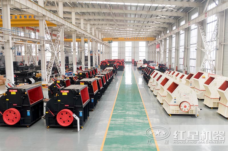 展區(qū)整齊排列的石頭粉碎機