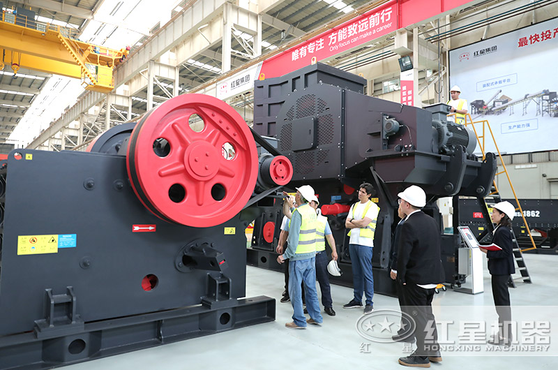 客戶(hù)來(lái)廠考察顎式破碎機(jī)設(shè)備 客戶(hù)來(lái)廠考察顎式破碎機(jī)設(shè)備