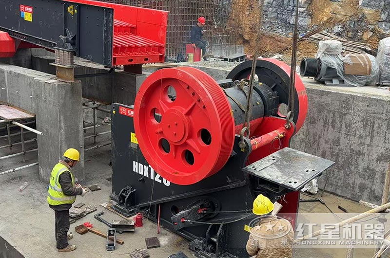 鄂式破碎機(jī)安裝現(xiàn)場(chǎng)